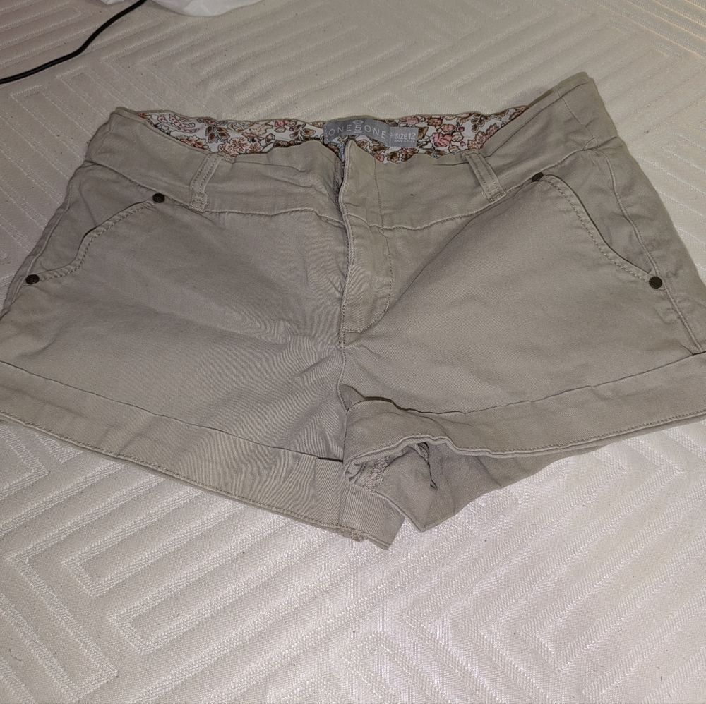 Women’s Beige Casual Cotton Shorts in Size 12